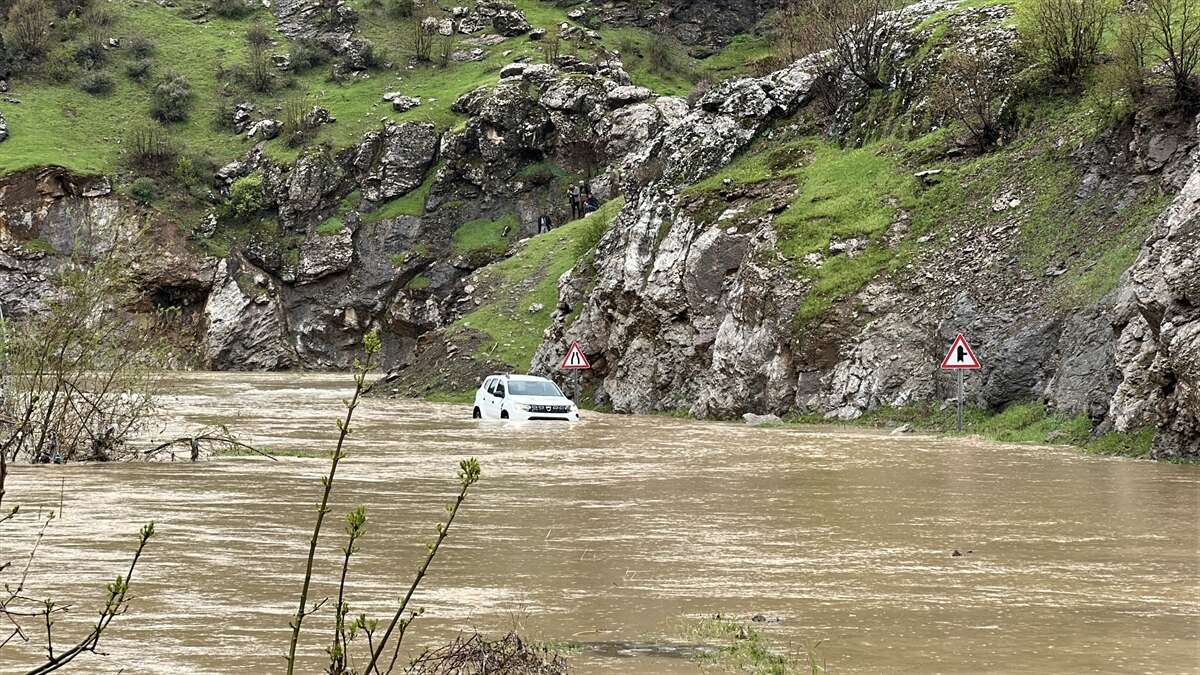 Yeni bir sel ve yol vakası daha! Dere taştı, kara yolu sular altında kaldı 8